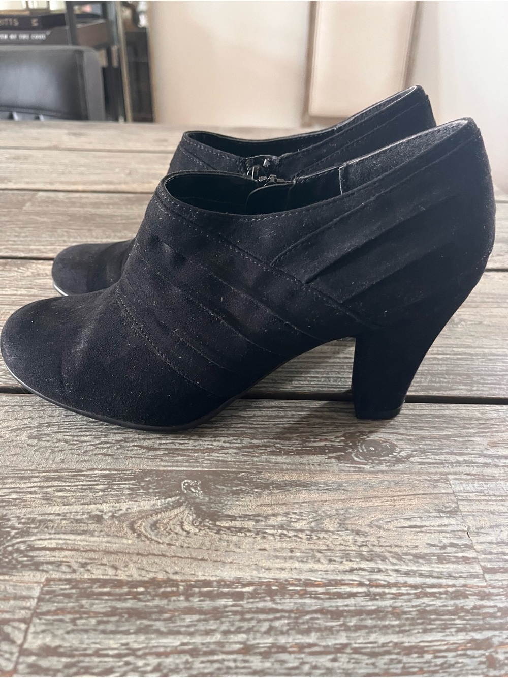 AEROSOLES suede bootie, size 9.